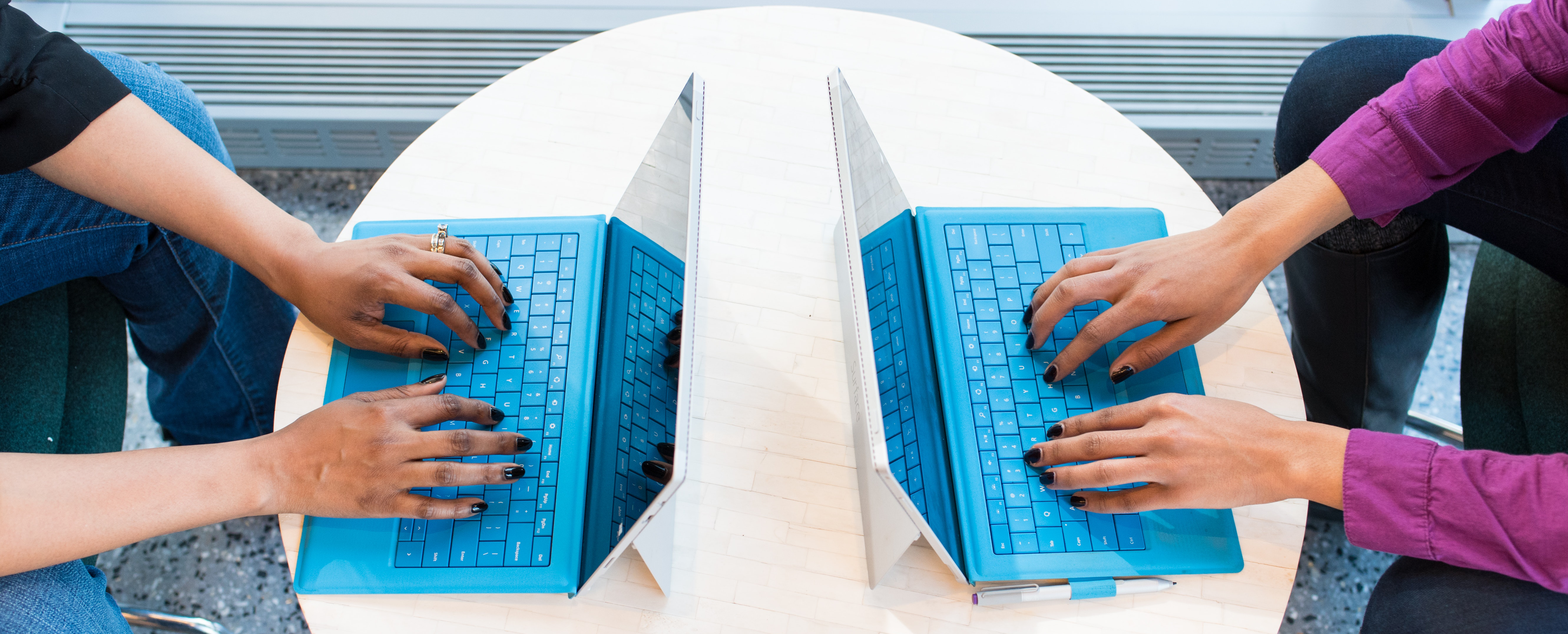 casual-computers-hands-1181210